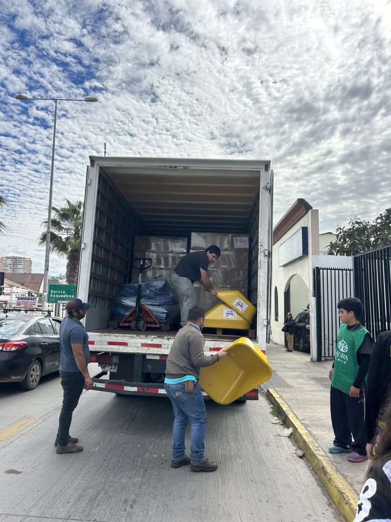 Entrega de kits en centro de acopio de ADRA