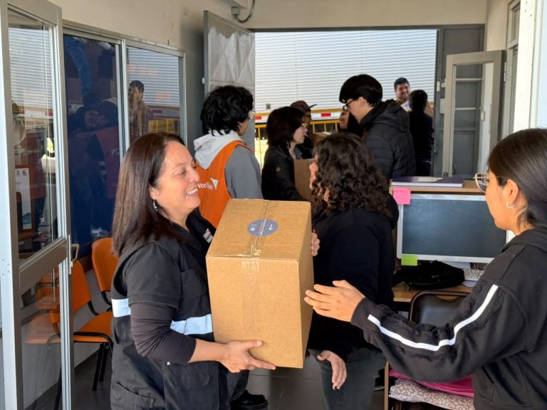 Entrega de kits en centro de acopio de ADRA